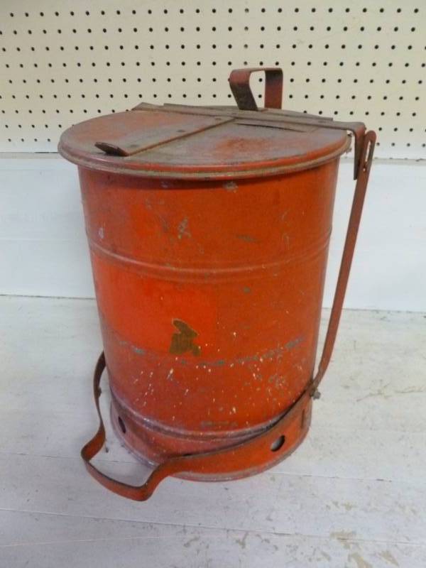 lot 204 image: Vintage Shop Can