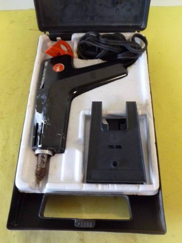 lot 221 image: Glue Gun