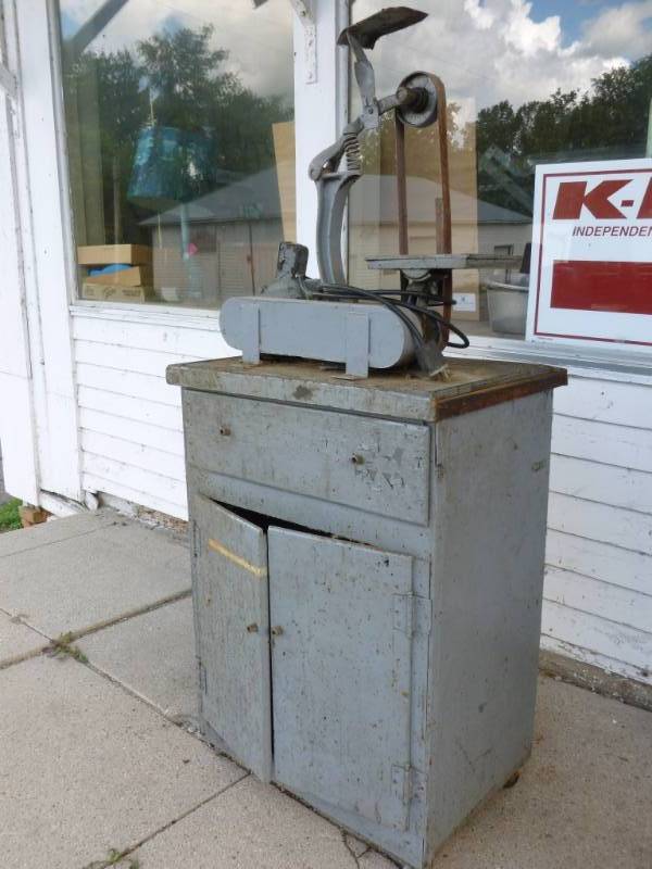 lot 6 image: Woodworking Equipment