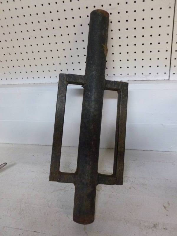 lot 34 image: Post Pounder