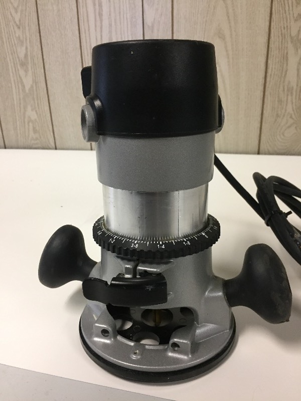 lot 15 image: Router Porter Cable Heavy Duty