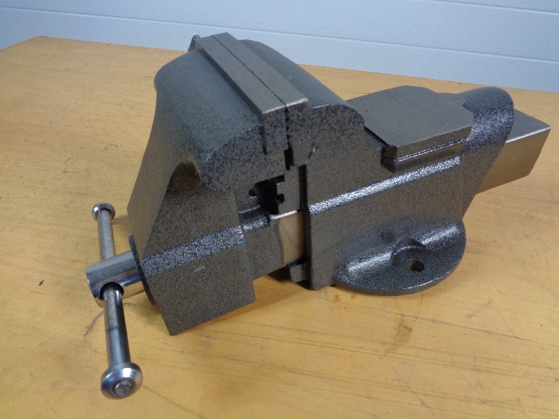lot 6 image: New Bench Vise