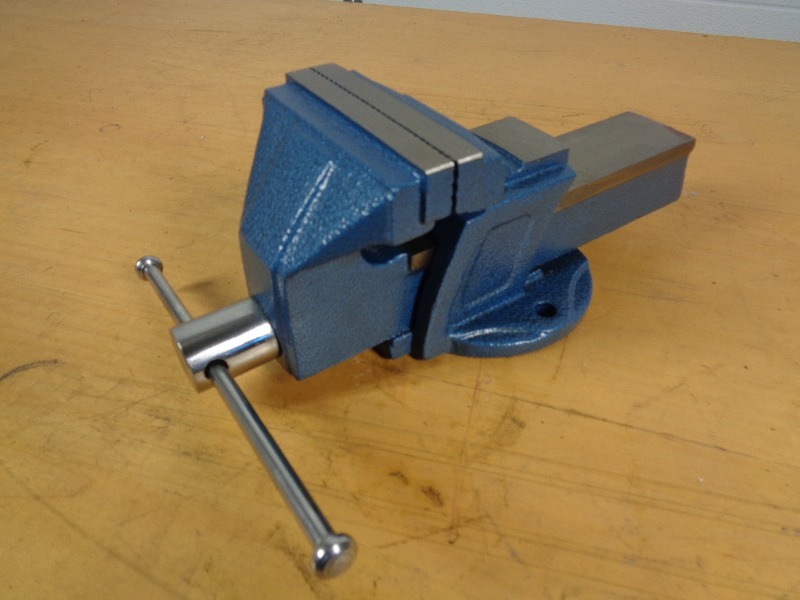 lot 12 image: New Bench Vise