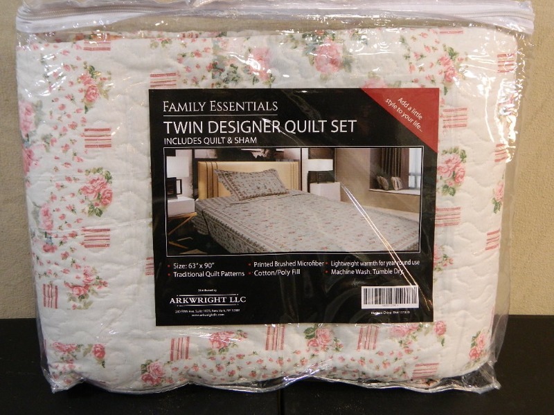 lot 76 image: New Twin Designer Quilt Set