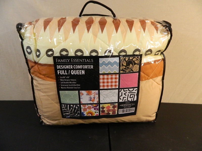 lot 175 image: New FullQueen Comforter