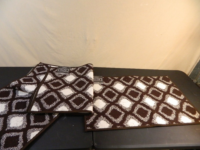lot 177 image: 4 New Matching Accent Rugs