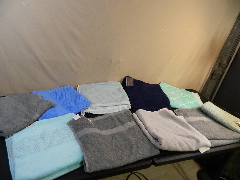 lot 180 image: 10 New Bath Towels
