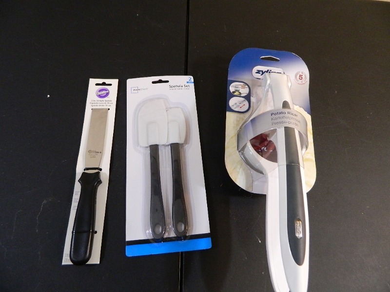 lot 198 image: New Kitchen Items