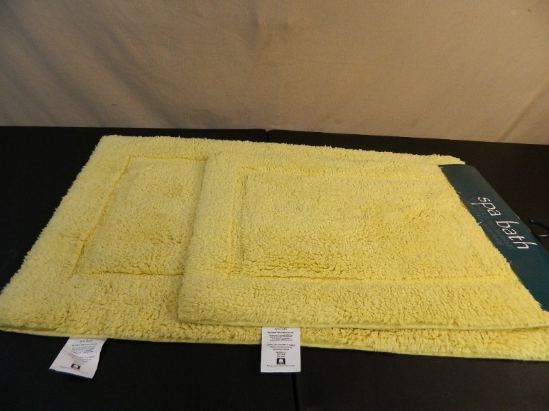 lot 220 image: New 2pc Bath Rug Set