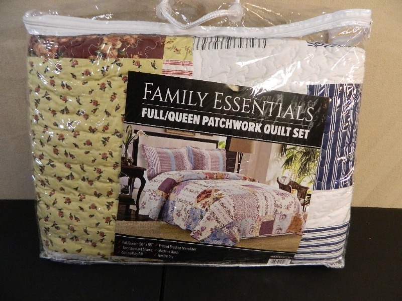 lot 233 image: New FullQueen Patchwork Quilt Set