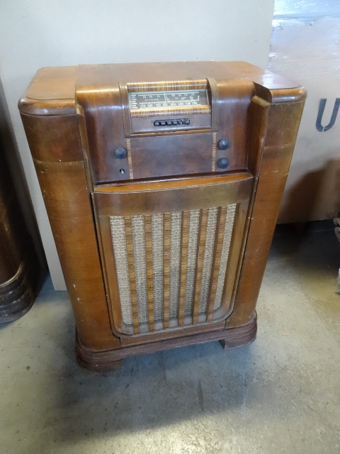lot 4 image: Philco vintage console radio and ph...