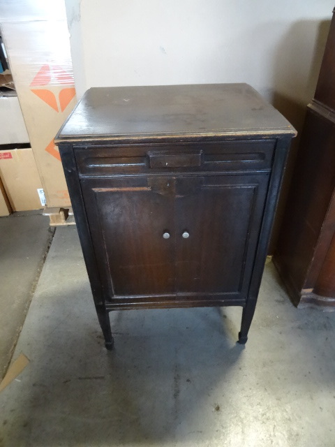 lot 5 image: RCA Victrola vintage console radio....