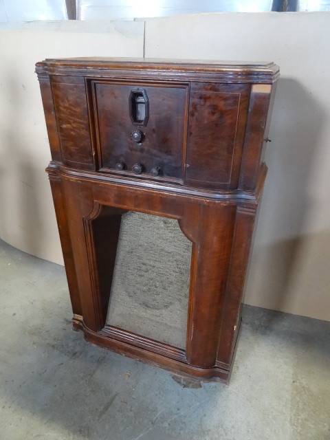 lot 7 image: Philco vintage console radio. 10 tu...