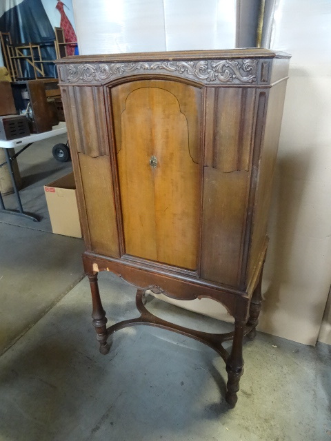 lot 8 image: Stromberg Carlson Vintage console r...