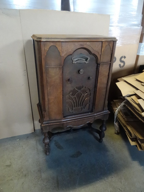 lot 9 image: US Apex vintage console radio. 7 tu...