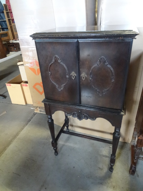 lot 10 image: Stewart Warner vintage console radi...