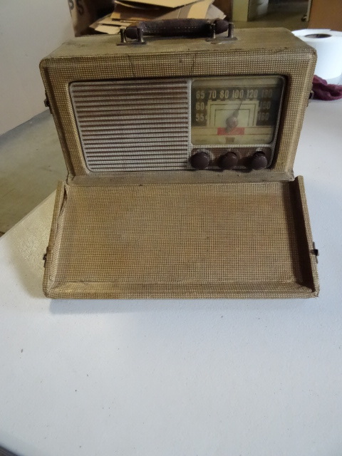 lot 12 image: Delco vintage portable radio. 6 tub...