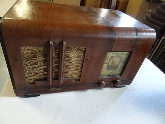 lot 13 image: Musicaire vintage farm radio. Model...