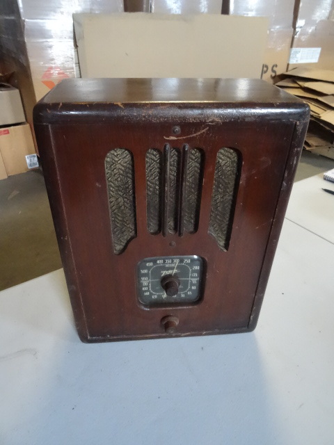 lot 14 image: Zenith vintage farm radio. Battery ...