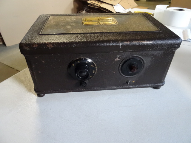 lot 16 image: Atwater Kent vintage radio. Metal c...