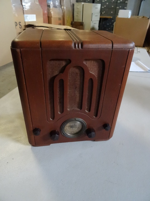 lot 19 image: Crosley vintage cathedral radio. Mo...