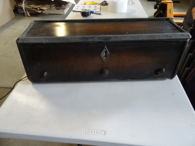 lot 20 image: Vintage RCA Radiola 33 vintage radi...