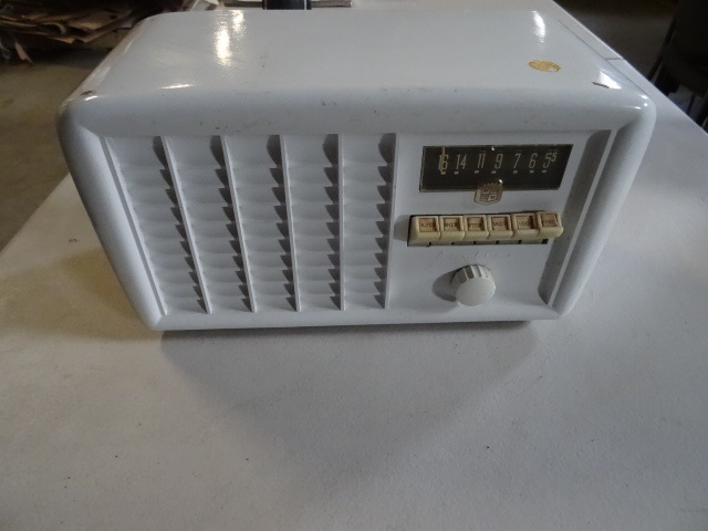 lot 23 image: Wards Airline radio model 15BR-1537...