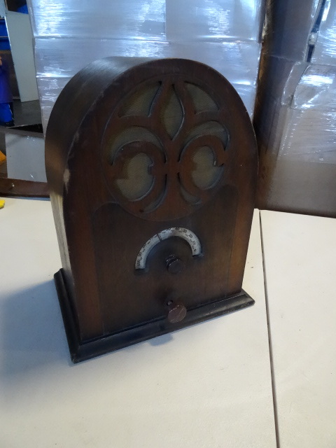 lot 27 image: Magnavox vintage cathedral radio. M...