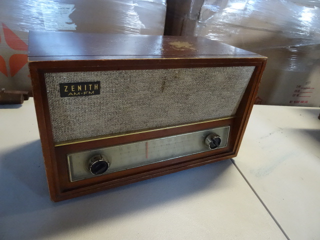 lot 36 image: Vintage Zenith AM FM radio model C7...