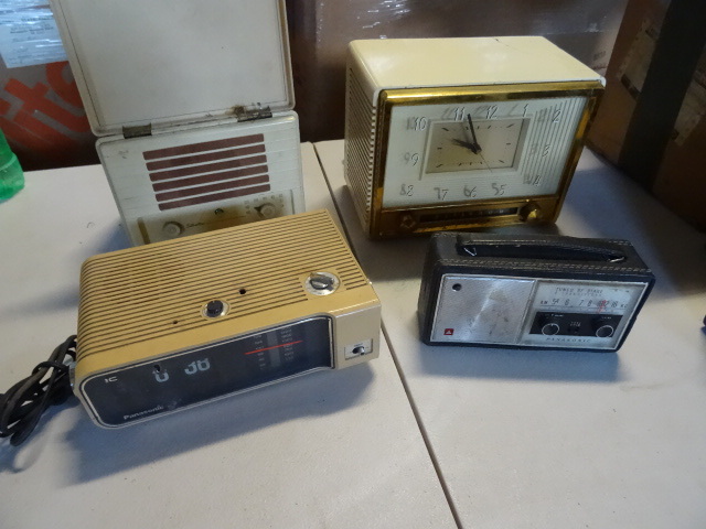 lot 37 image: Vintage Silvertone 7165 portable ra...