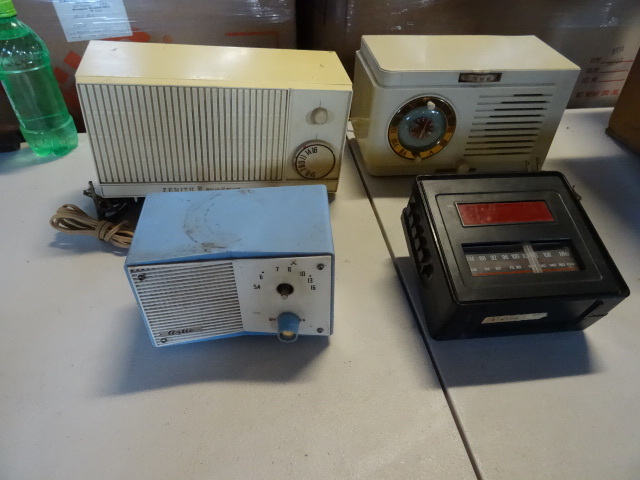 lot 38 image: Arctic 5 tube radio. Vintage MacDon...