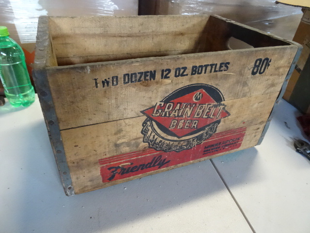 lot 42 image: Vintage Grain Belt 24 bottle wood c...