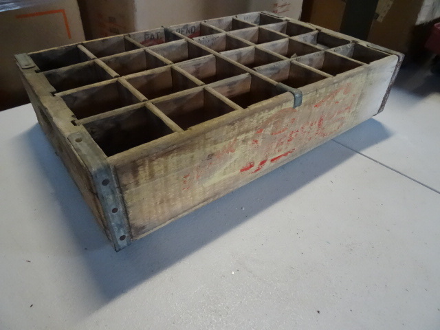 lot 43 image: Vintage 24 bottle Pepsi cola wood c...