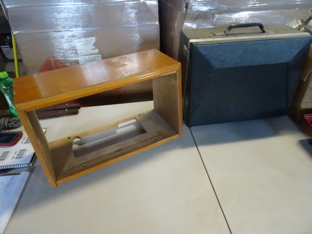 lot 45 image: Vintage Magnavox radio case. Model ...