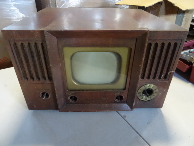 lot 49 image: Tele tone vintage television. Missi...
