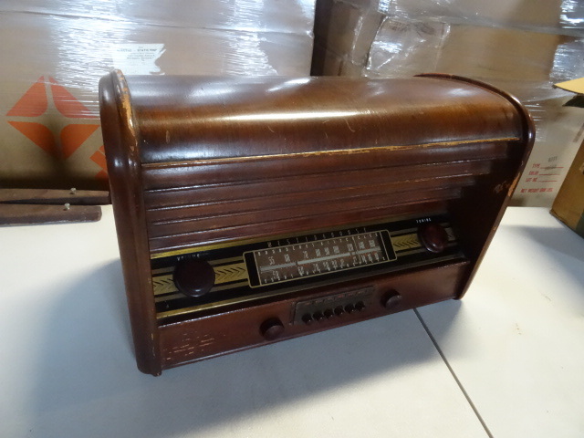 lot 54 image: Westinghouse vintage radio. Model H...