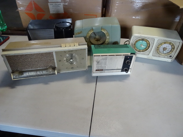 lot 57 image: Aiwa vintage radio. Philco vintage ...