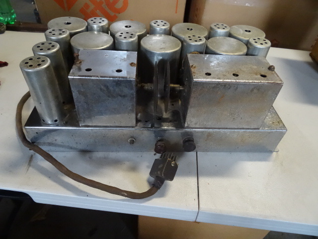 lot 60 image: Large Radio receiver chassis. 9 tub...