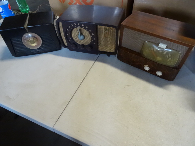 lot 63 image: RCA Victor 8X541 5 tube radio. Emer...