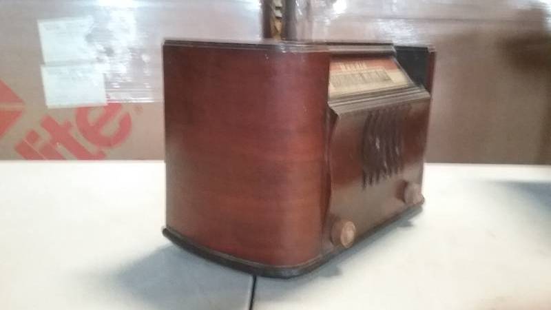 lot 64 image: Vintage Bendix Aviation wood table radio. Standard  Police Model 0526E         5 tubes in place. Headphone jack and switch added to back