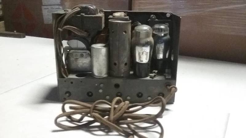 lot 68 image: Silvertone  receiver, 4 tubes in place (77,77,42,80).  Large power               transformer, missing filter cap.