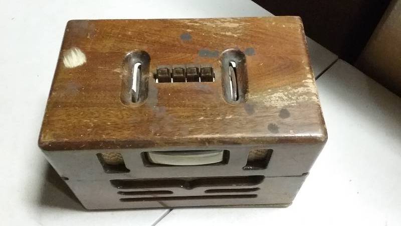 lot 70 image: Motorola Model 59T4. 5 tubes in place. 4 presets work, looks complete.