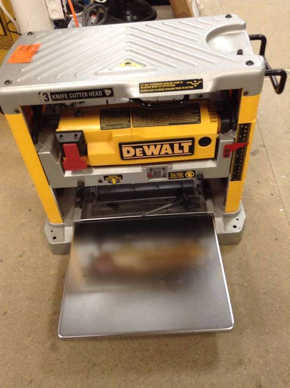 DEWALT 12-12 in. Corded Planer missing handle in good working condition
