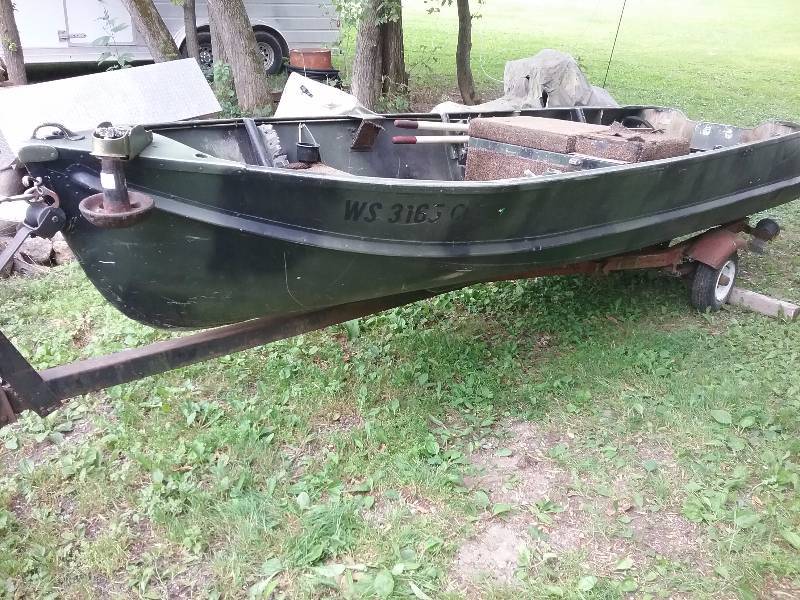 lot 1 image: 14ft Aluminum Duck Boat
