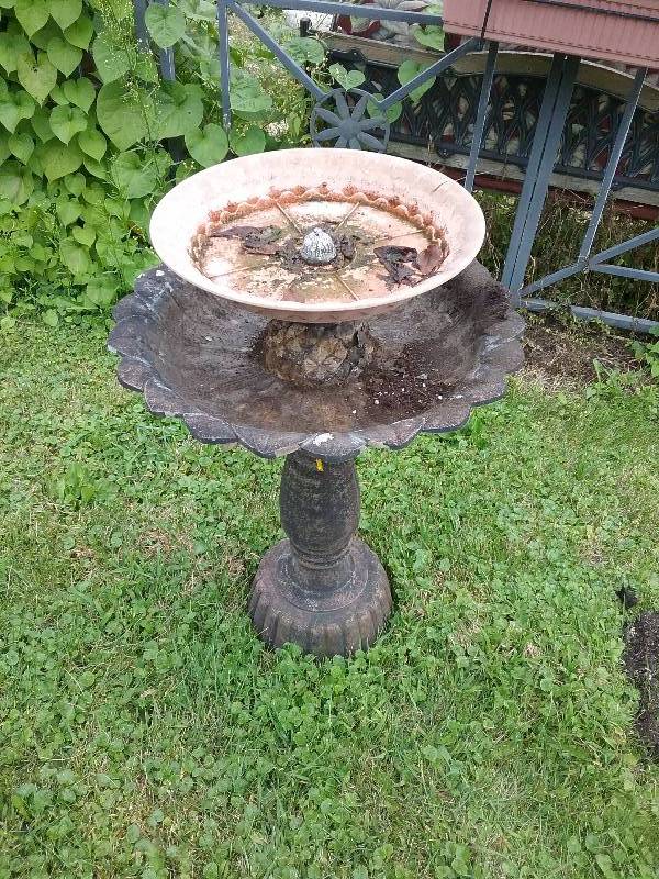 lot 12 image: Bird Bath, 32
