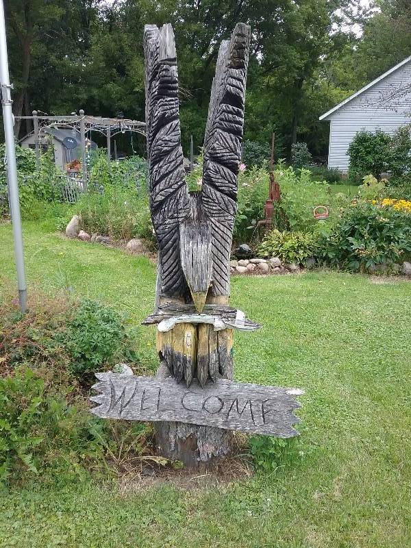 lot 14 image: Large Eagle Welcome Chainsaw Carving, 90h x 45w