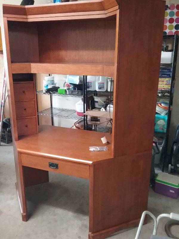 lot 15 image: Furniture - Very Nice OfficeComputer Desk, Solid. 79x64x28