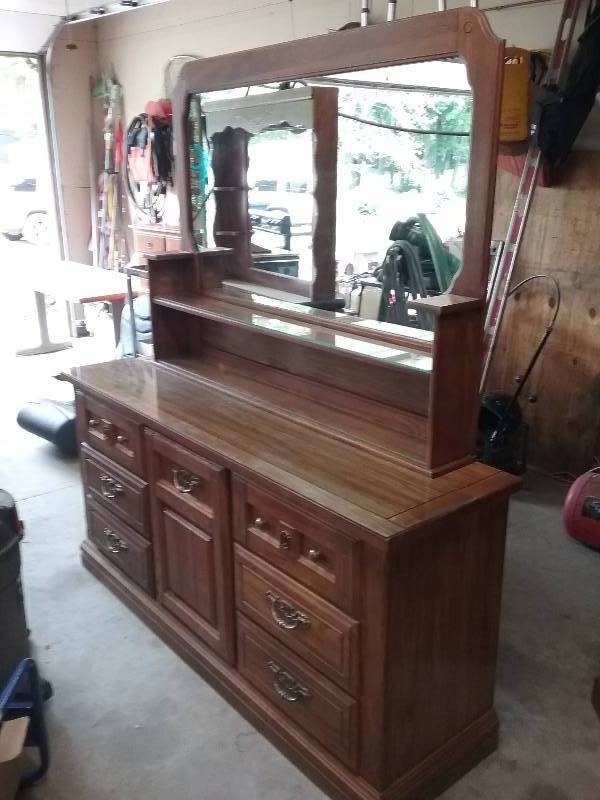 lot 16 image: Furniture - 9 Drawer Dresser wMirror, 75x68x19