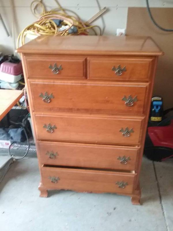 lot 18 image: Solid Maple Dresser, 6 Drawers, Nice Condition, 48x32x18