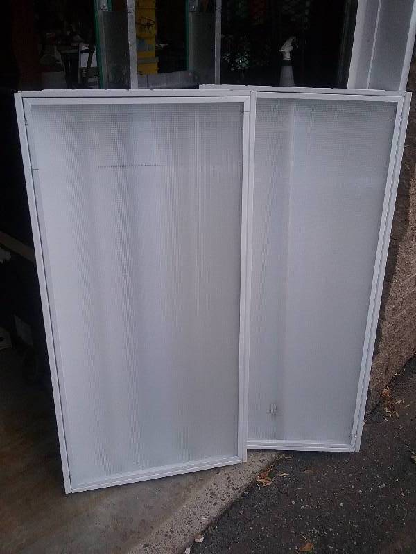 lot 24 image: Lot - (2) 4FT Overhead Lights